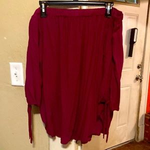 Off the shoulder 3/4 sleeve with ties. Very light blouse